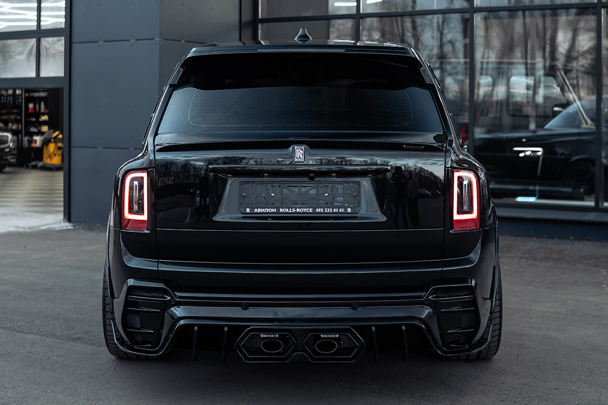 Установленный обвес Mansory Widebody на Rolls-Royce Cullinan Series II
