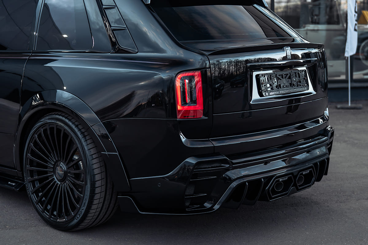 Установленный обвес Mansory Widebody на Rolls-Royce Cullinan Series II